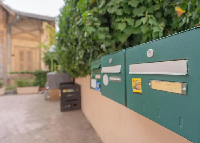 Au Petit Bonheur Proche Centre Et * エクスレバン