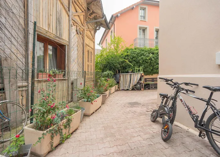 Au Petit Bonheur Proche Centre Et アパート エクスレバン