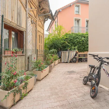 Au Petit Bonheur Proche Centre Et アパート エクスレバン